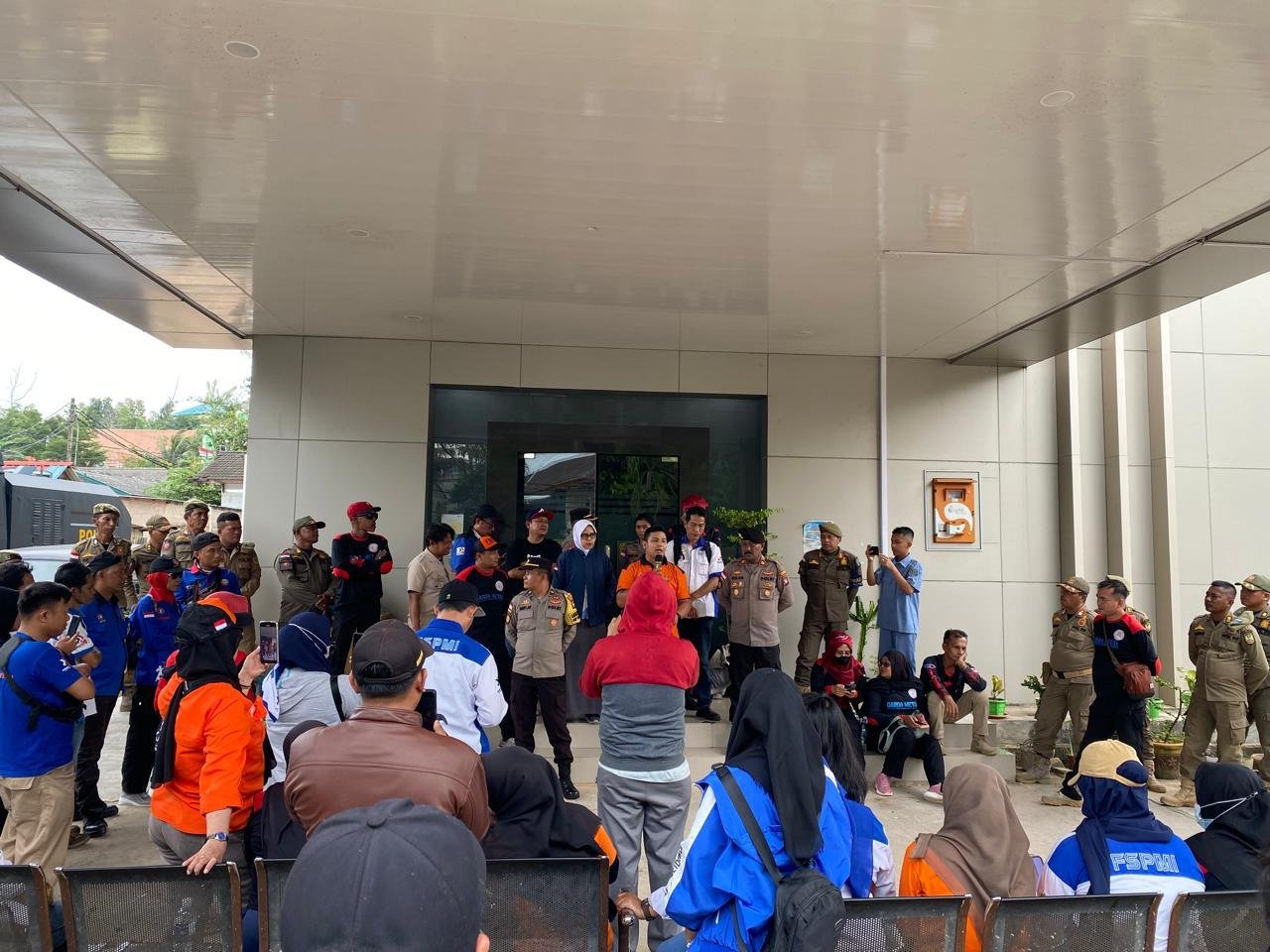 Polresta Barelang Kawal Aksi Unjuk Rasa Koalisi Rakyat Batam Tuntut Kenaikan UMK Tahun 2025