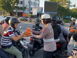 Berkah Ramadhan: Ditlantas Polda Kepri Bagikan Takjil untuk Pengendara
