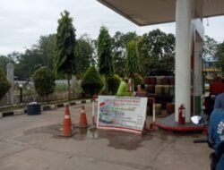 Pengisian BBM di SPBU Sekupang Mengakibatkan Antrian Panjang 