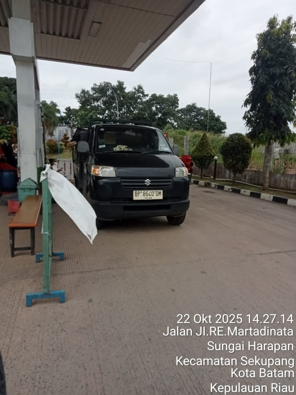 Pengisian BBM di SPBU Sekupang Mengakibatkan Antrian Panjang 